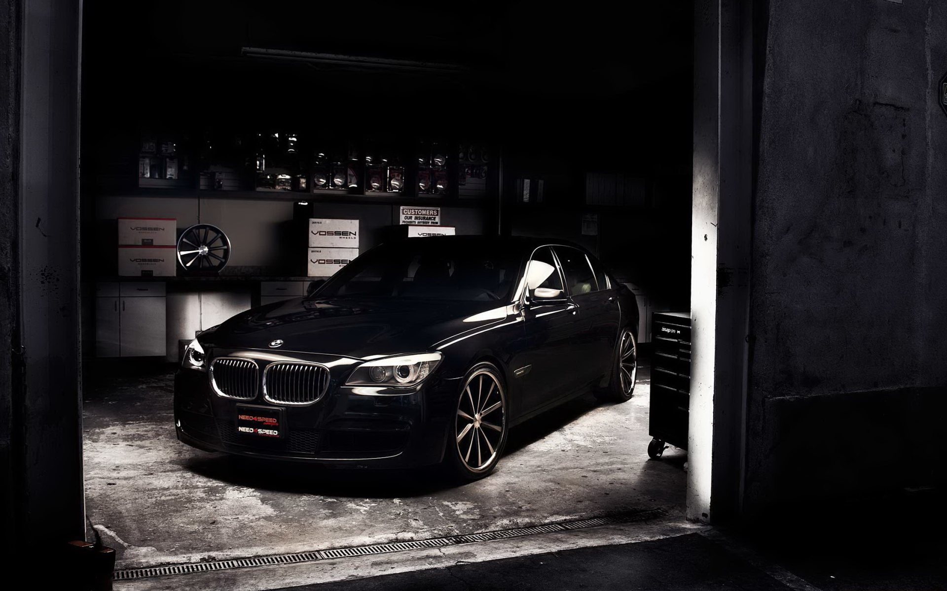 Черный BMW 7 series в автомастерской